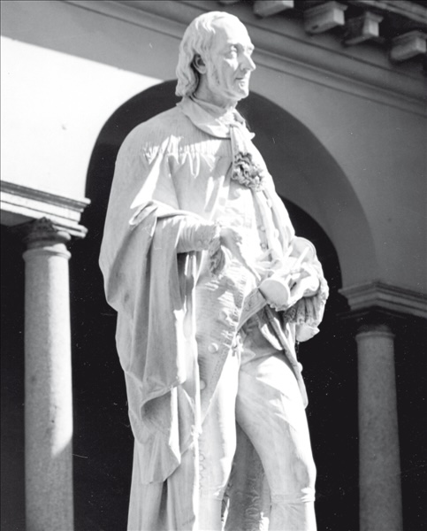 Monumento a Volta (1878) di Antonio Tantardini (1829-1879) nell’omonimo cortile dell’Università degli Studi di Pavia 