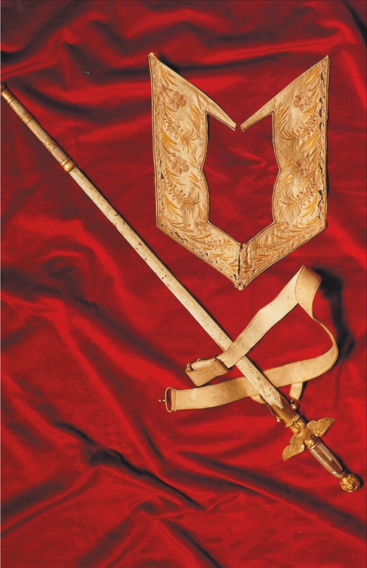 Gilet indossato da Volta in occasione della presentazione della Pila a Napoleone e spada di senatore del Regno d’Italia (Famiglia Volta) 