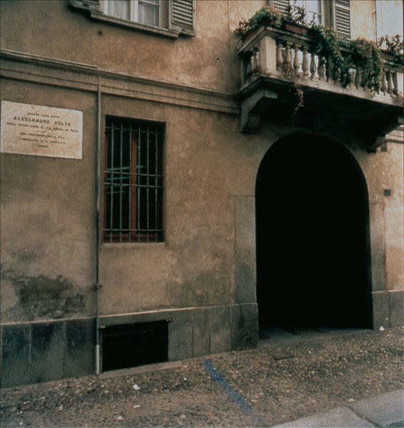 La casa di Volta a Pavia. Ultima abitazione di Volta a Pavia. L'edificio è ubicato nell'odierna via omonima, di fianco al prestigioso Collegio Ghislieri, e a breve distanza dal palazzo centrale dell'Università 